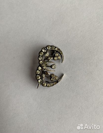 Антикварная серебряные брошь форме буквы Е