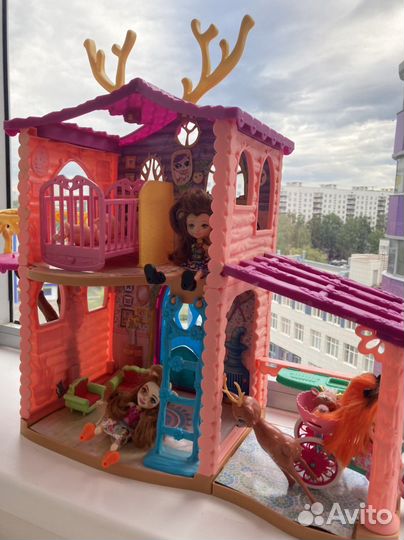 Игрушка дом Энчатималс с куклами