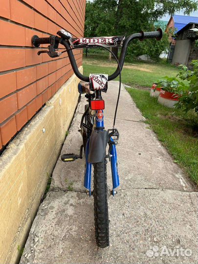 Детский велосипед с боковыми колесами