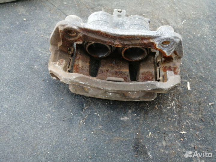 Суппорт передний правый Nissan Serena C25 MR20