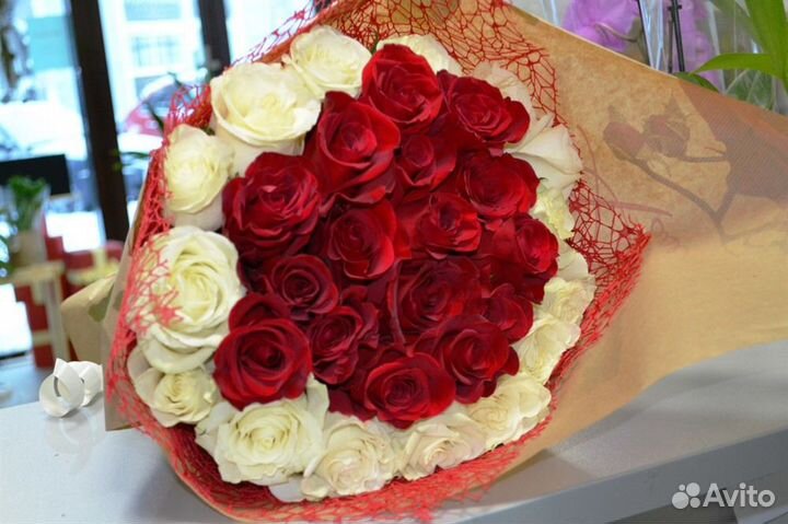 Цветы Розы белые и красные Микс-букет