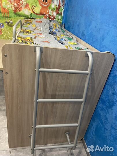 Кровать чердак со столом выдвижным