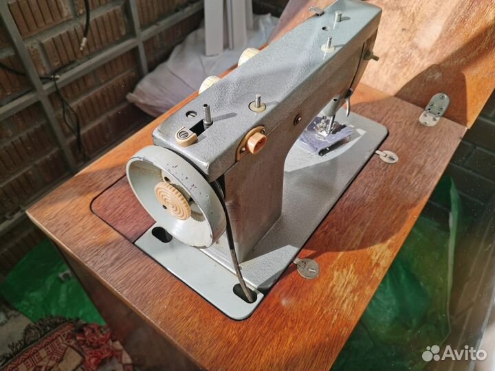 Швейная машина чайка 142м