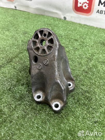 Кронштейн двигателя левый Audi Q7 4L 3.0 дизель