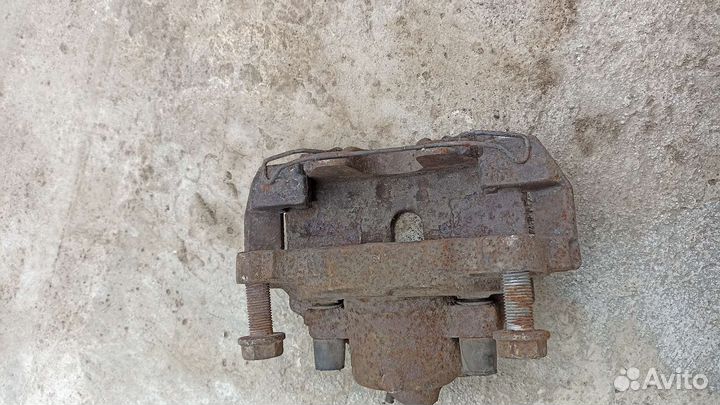 Skoda Superb передний левый суппорт