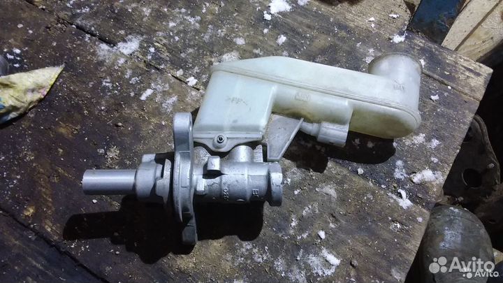 Главный тормозной цилиндр Toyota Yaris Vitz