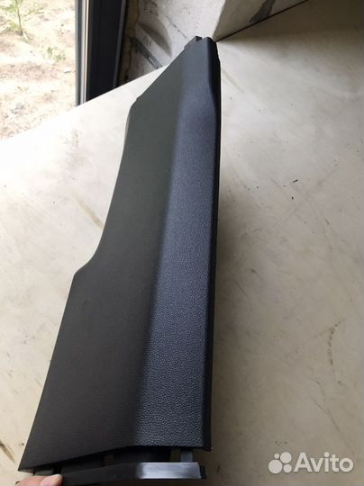 Обшивка правой средней стойки Passat B8