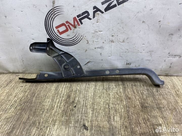 Планка замка капота Toyota Wish I рестайлинг (2005