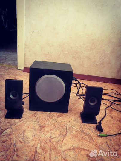 Акустические колонки с саббуфером
