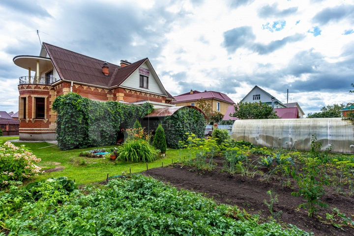 Дом 371,6 м² на участке 11,8 сот.