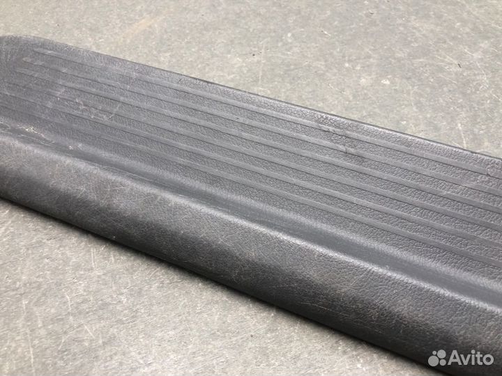 Обшивка порога задняя правая Mazda 323 BA Z5DE