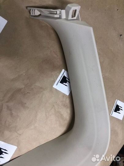 Обшивка крышки багажника задняя правая Mercedes