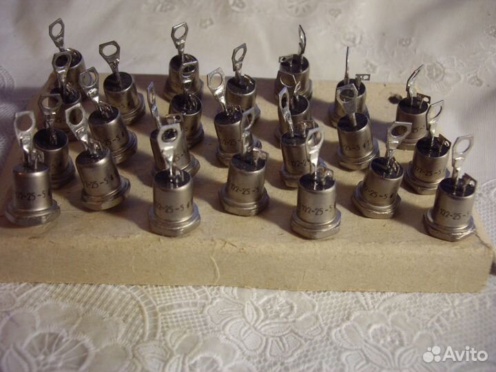 Тиристор штыревого исполнения. Т122-25-9