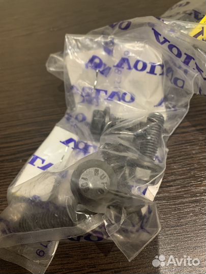 Болт винт шкива дизель Volvo 985382