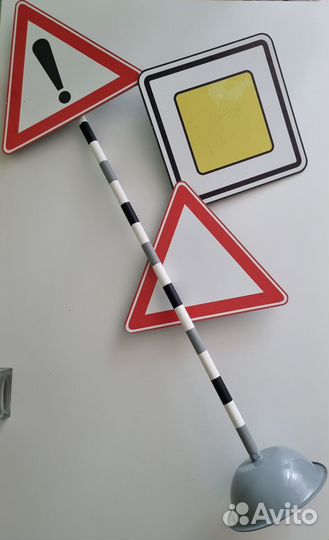 Развивающие игрушки, дорожные знаки, автомобили