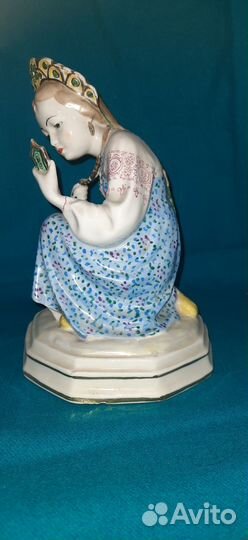 Фарфоровая статуэтка Малахитовая шкатулка