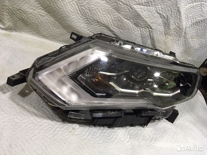 Nissan X-Trail T32 левая фара