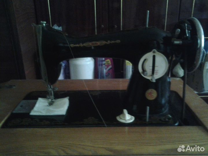 Швейная машинка ножная,тумба