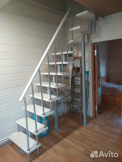 Лестница на второй этаж на металлокаркасе