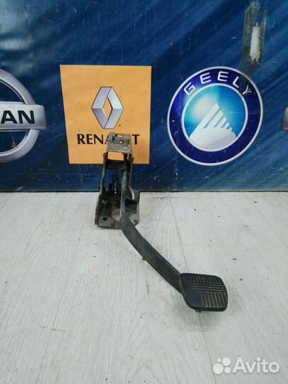 Педаль сцепления Nissan almera N16