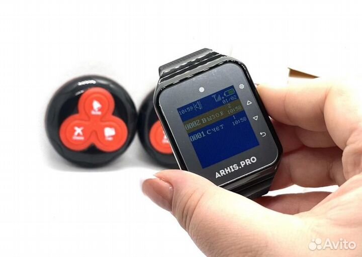 Кнопка вызова официанта в кафе и часы пейджер