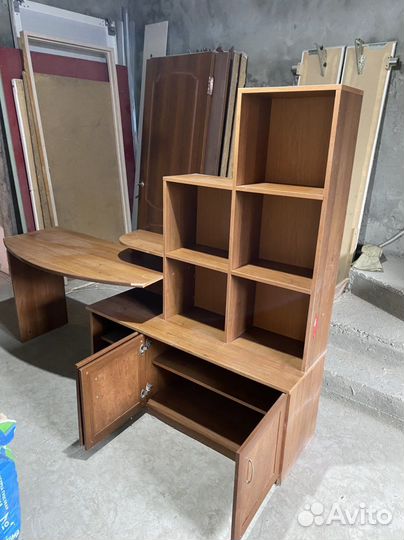 Письменный стол с ящиками и полками