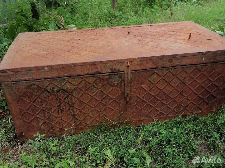 Сундук старинный