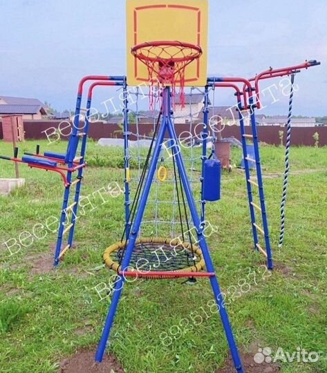 Качели для детей. Уличная площадка. Новая