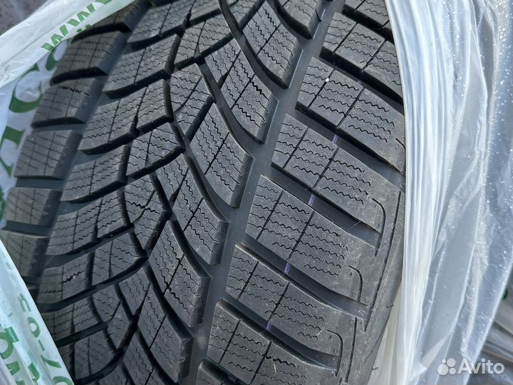 Goodyear UltraGrip 255/45 R19 104V