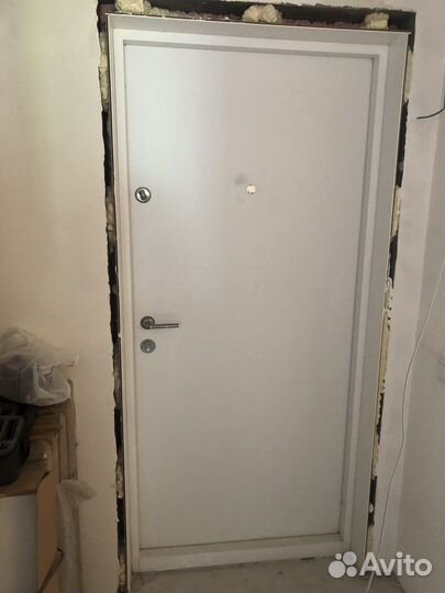 Дверь вход от застройщика пик