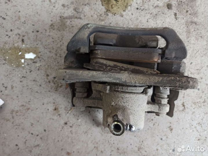 Тормозной суппорт задний правый Toyota Land Cruise