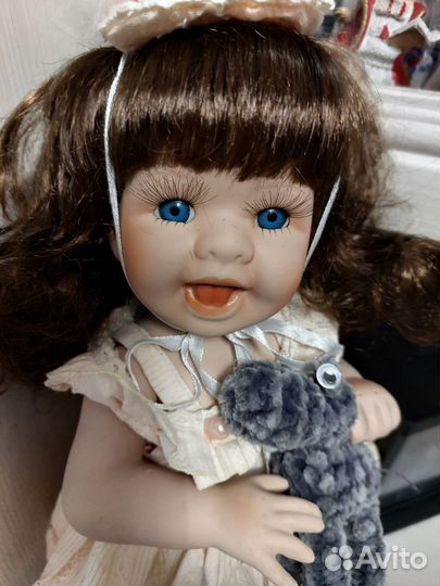 Кукла фарфоровая