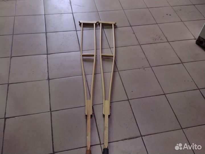 Деревянный костыли, трость
