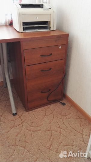 Офисный стол с тумбой