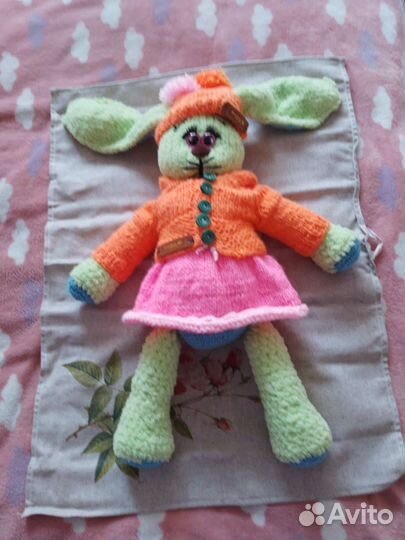 Заяц ручной работы вязаный