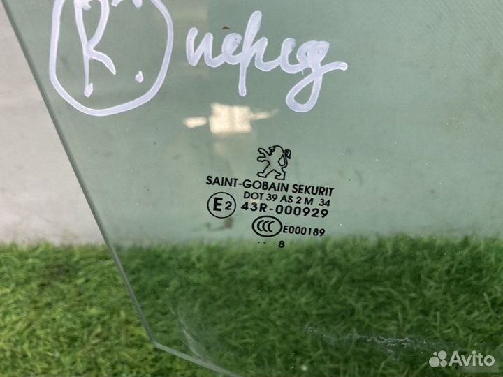 Стекло двери переднее правое Peugeot 308 2007-2014