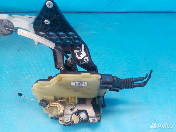 Замок двери задней правой volkswagen Touareg 2002