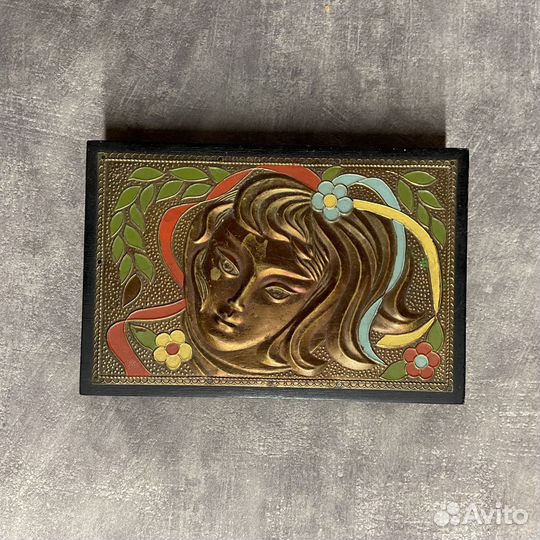 Шкатулка с девушкой СССР чеканка