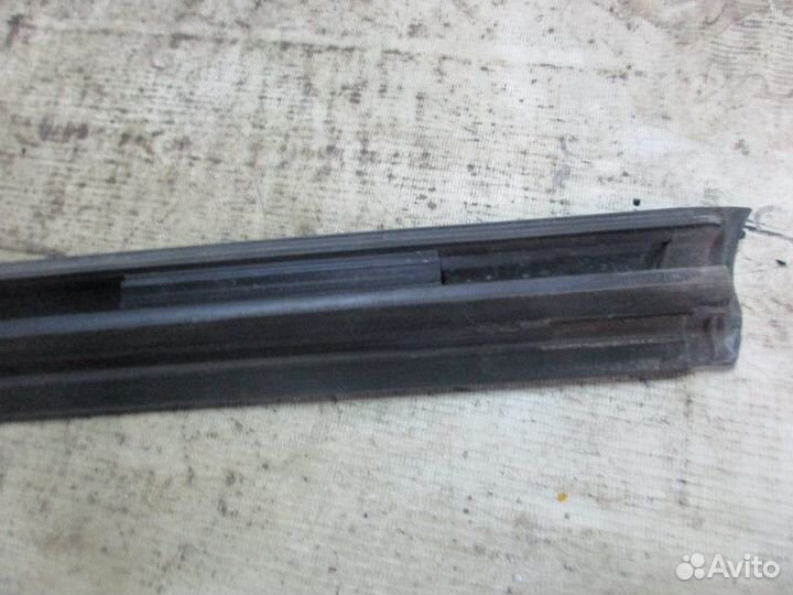 Бархотка стекла двери задней левой наружная Cadill