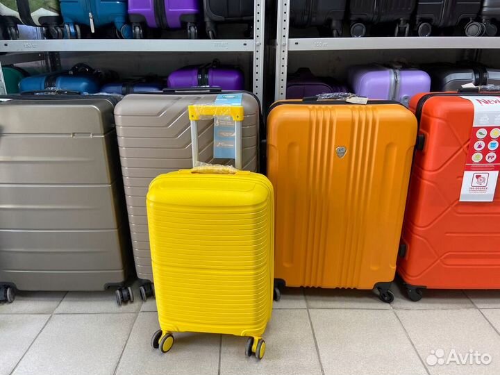 Чемодан желтый