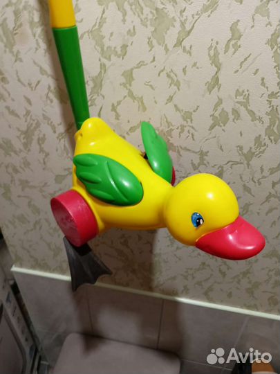Игрушка утка каталка