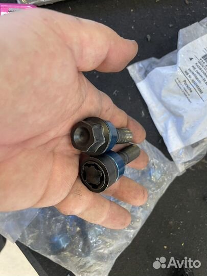 Болты колесные и секретки (черные) Porshe Cayenne