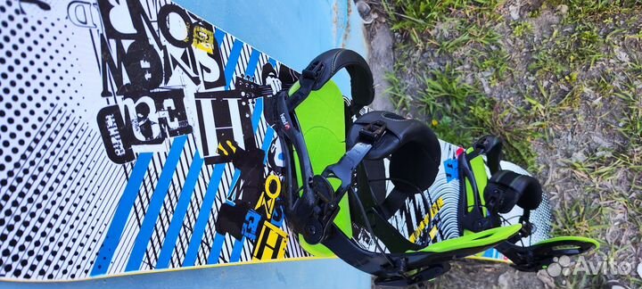 Сноуборд с креплениями и ботинками