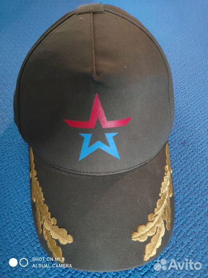 Бейсболка с дубовыми листьями на козырьке