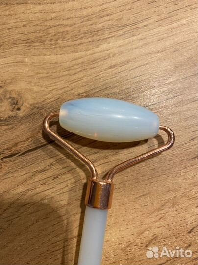 Ролик массажный для лица гуаша из лунного камня