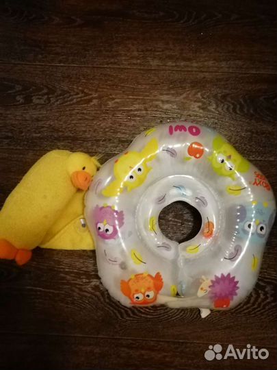 Круг для купания и подушечки на присосках