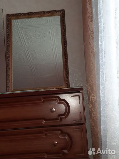 Зеркало не маленькое в багетной деревянной раме