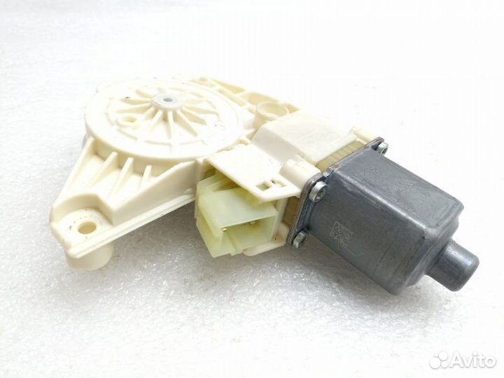 Моторчик стеклоподъемника задний правый
