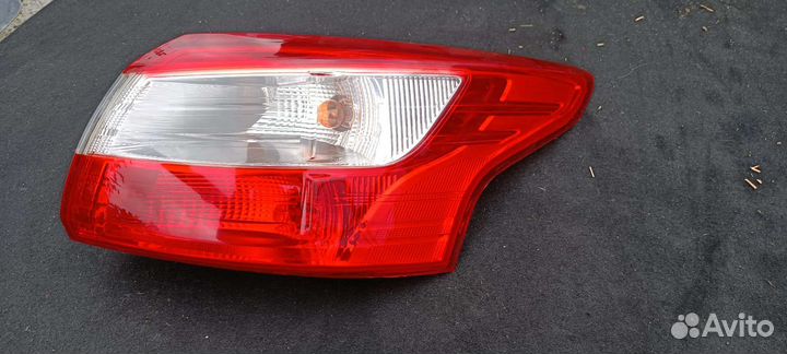 Фонарь правый в крышку багажник Ford Focus 3 седан