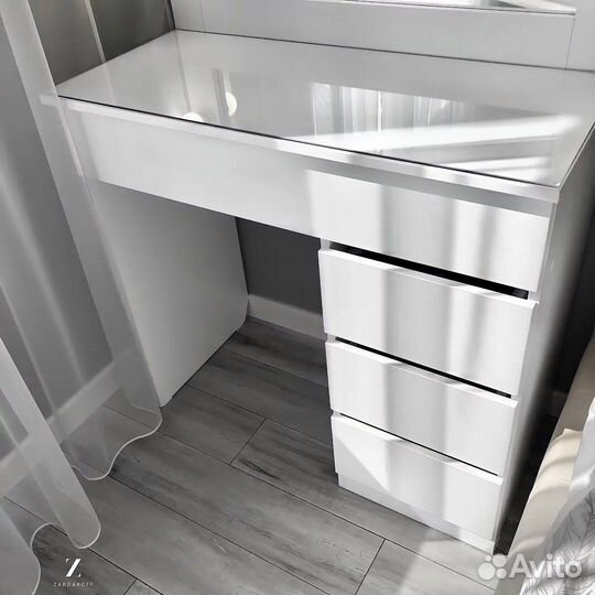 Туалетный столик визажиста с гримёрным зеркалом